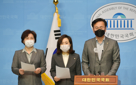 국민의힘 법사위원인 (오른쪽부터)유상범, 전주혜, 조수진 의원이 6일 국회 소통관에서 추미애 법무부 장관의 검찰 고발에 대해 기자회견하고 있다. 연합뉴스